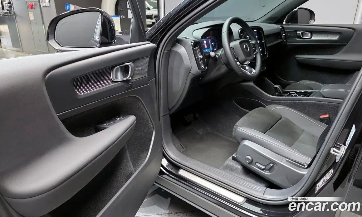 Volvo XC40 2025 2.0 автомат (гидро), фото 13 Volvo XC40 2025 2.0 автомат (гидро), фото 13