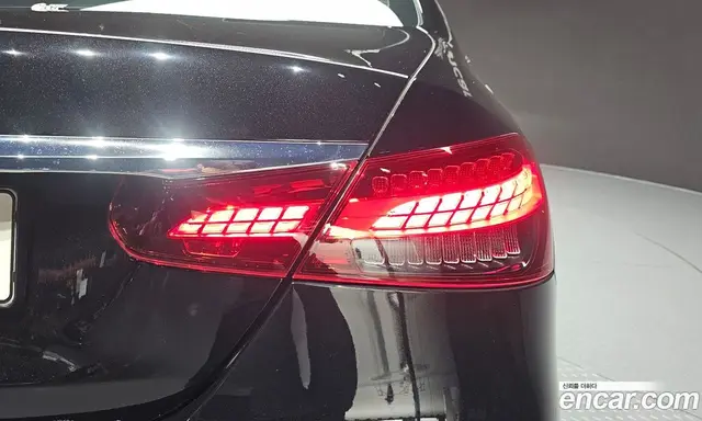 Mercedes-Benz E-Class 2022 2.0 автомат (гидро), миниатюра 8