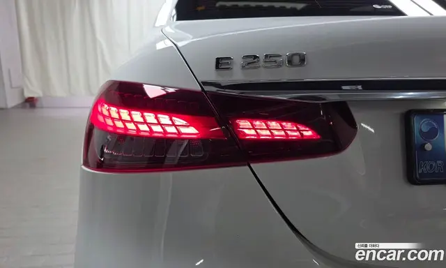 Mercedes-Benz E-Class 2023 2.0 автомат (гидро), миниатюра 9