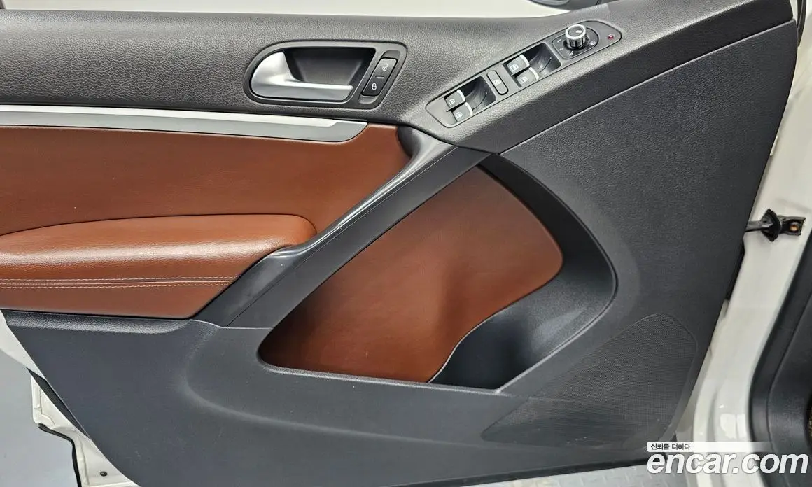 Volkswagen Tiguan 2012 2.0 автомат (гидро), фото 14