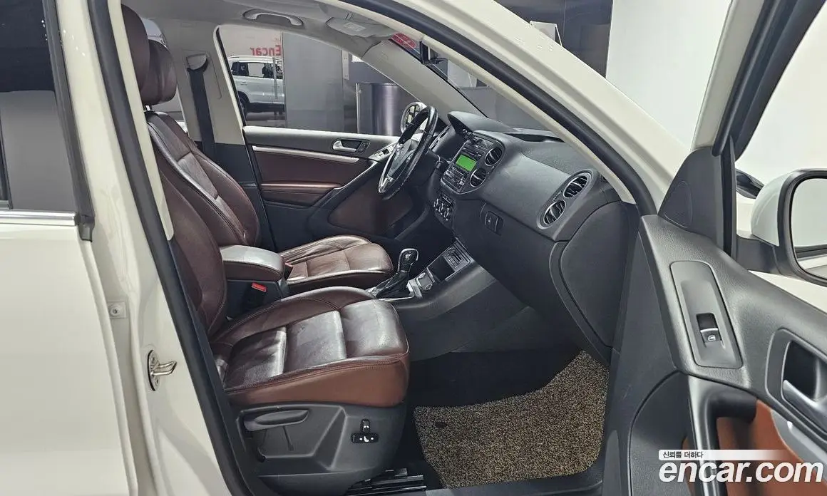 Volkswagen Tiguan 2012 2.0 автомат (гидро), фото 16