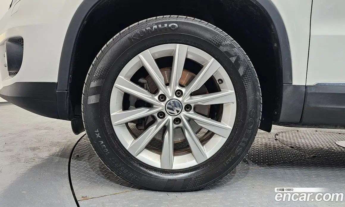 Volkswagen Tiguan 2012 2.0 автомат (гидро), фото 5