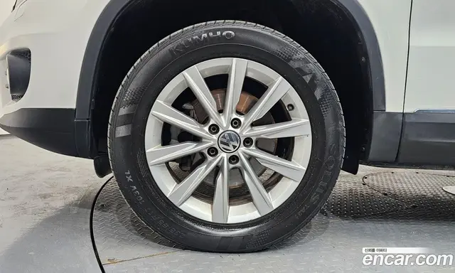 Volkswagen Tiguan 2012 2.0 автомат (гидро), миниатюра 5