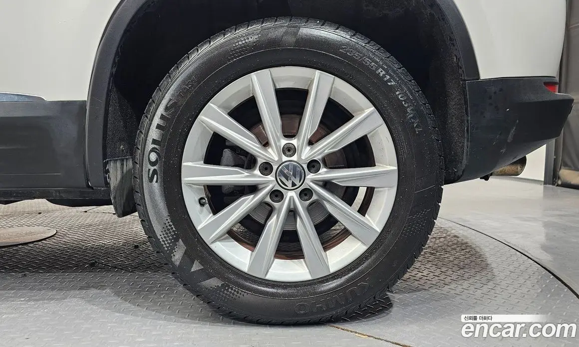 Volkswagen Tiguan 2012 2.0 автомат (гидро), фото 7
