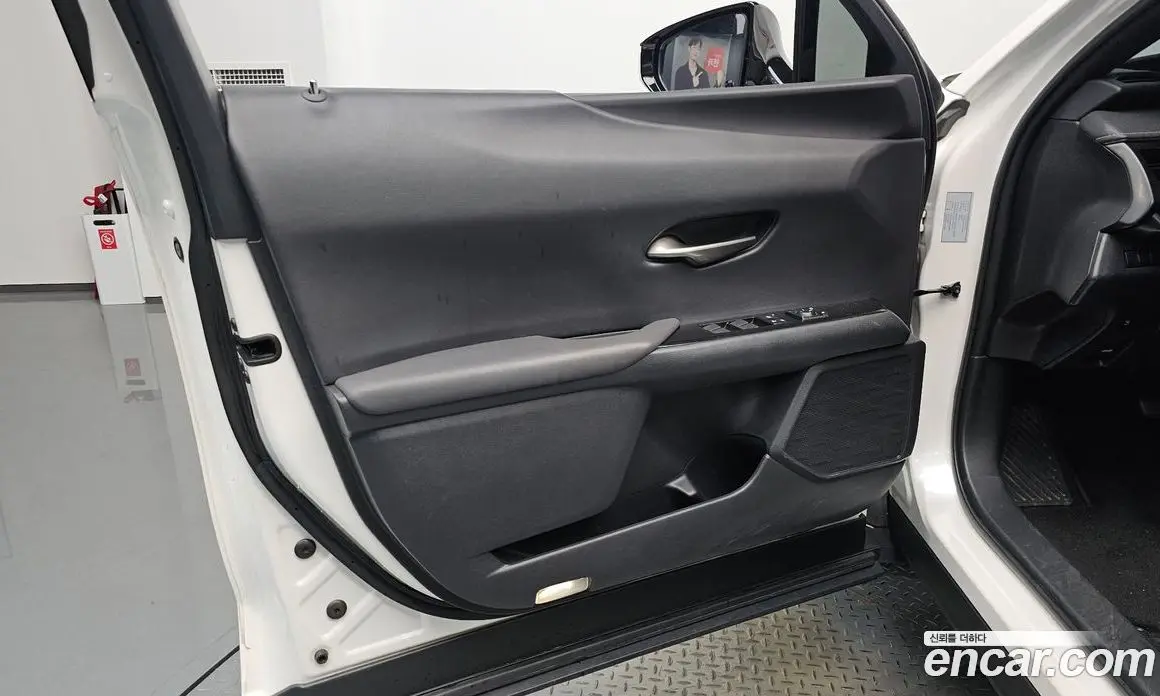 Lexus UX 2019 2.0 автомат (гидро), фото 13