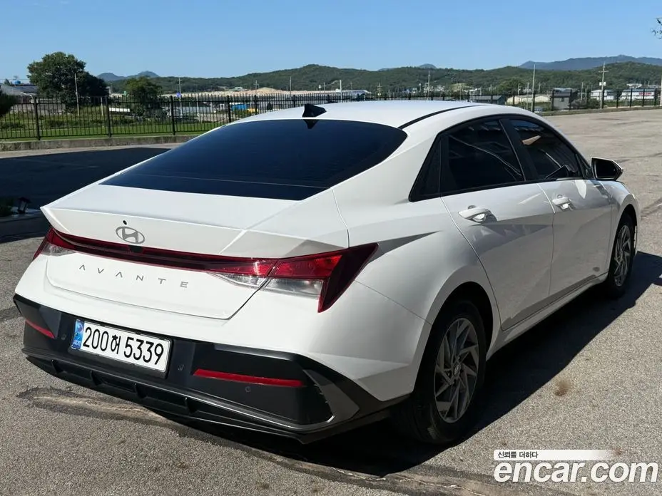 Hyundai Avante 2024 1.6 автомат (гидро), фото 4