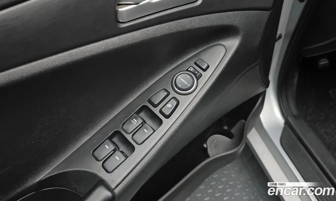 Hyundai Sonata 2011 2.0 автомат (гидро), фото 15