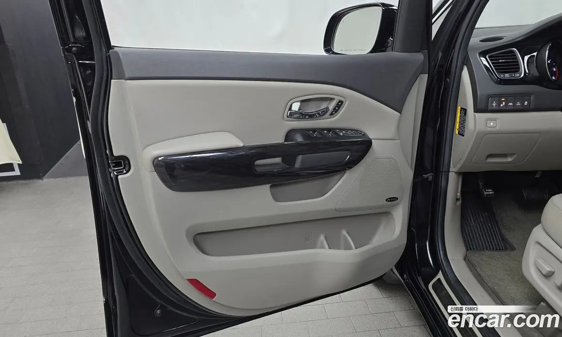 Kia Carnival 2015 2.2 автомат (гидро), фото 14 Kia Carnival 2015 2.2 автомат (гидро), фото 14