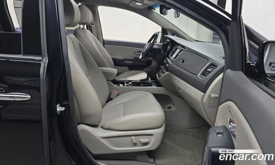 Kia Carnival 2015 2.2 автомат (гидро), фото 16 Kia Carnival 2015 2.2 автомат (гидро), фото 16