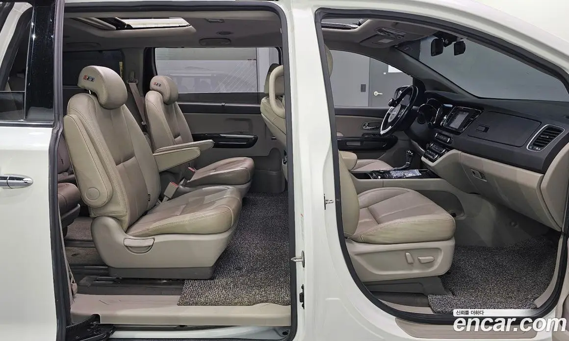 Kia Carnival 2015 2.2 автомат (гидро), фото 12 Kia Carnival 2015 2.2 автомат (гидро), фото 12
