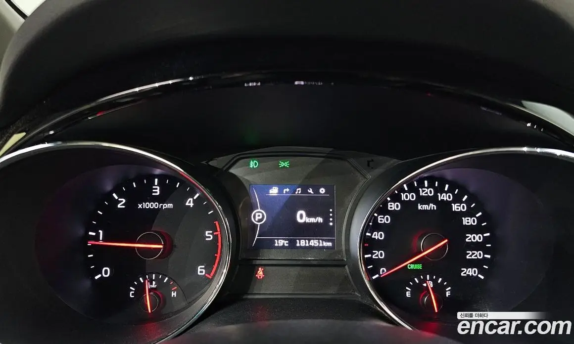 Kia Carnival 2015 2.2 автомат (гидро), фото 8 Kia Carnival 2015 2.2 автомат (гидро), фото 8