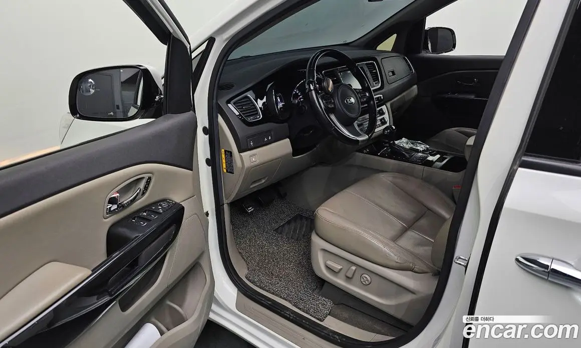 Kia Carnival 2015 2.2 автомат (гидро), фото 10 Kia Carnival 2015 2.2 автомат (гидро), фото 10