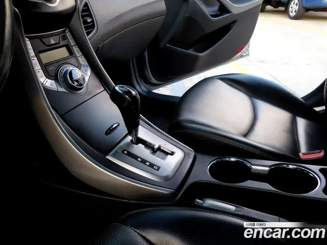 Hyundai Avante 2012 1.6 автомат (гидро), миниатюра 9