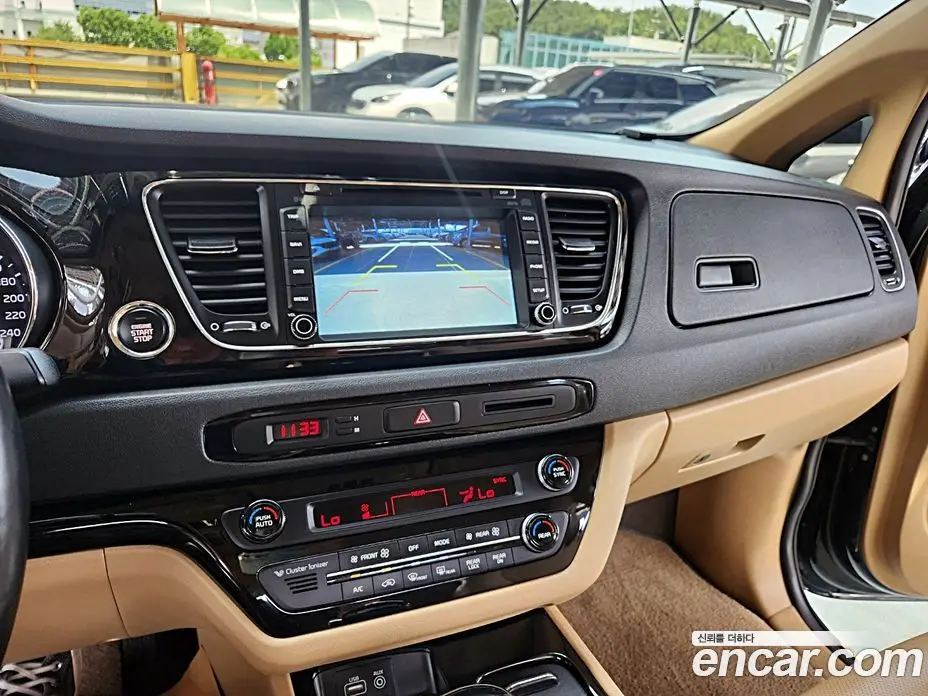 Kia Carnival 2016 2.2 автомат (гидро), фото 17 Kia Carnival 2016 2.2 автомат (гидро), фото 17
