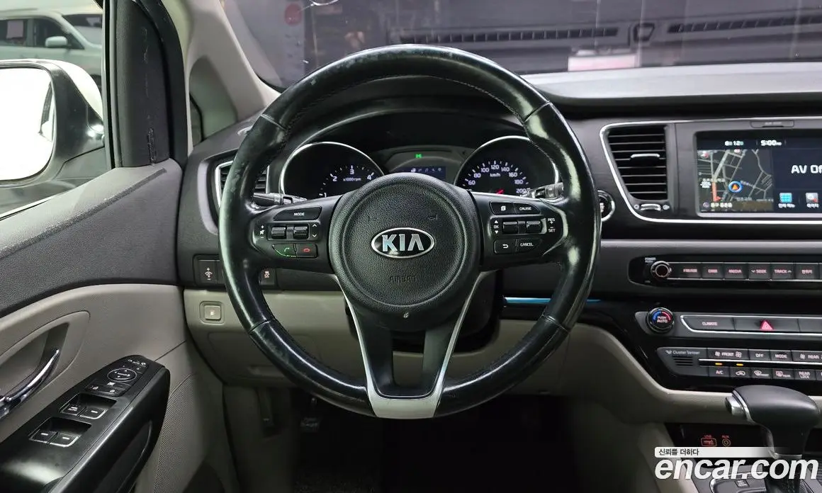 Kia Carnival 2016 2.2 автомат (гидро), фото 18 Kia Carnival 2016 2.2 автомат (гидро), фото 18