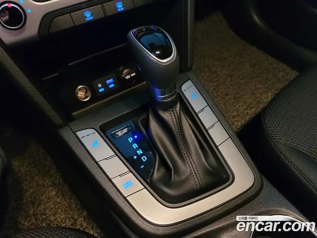 Hyundai Avante 2017 1.6 автомат (гидро), миниатюра 9