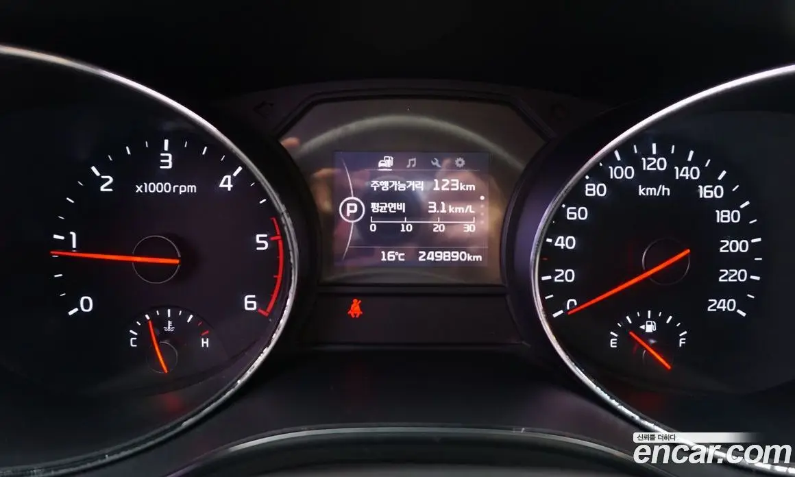 Kia Carnival 2015 2.2 автомат (гидро), фото 11 Kia Carnival 2015 2.2 автомат (гидро), фото 11