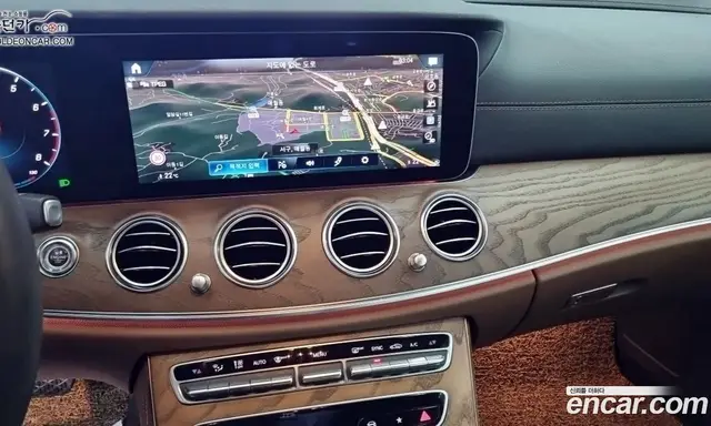 Mercedes-Benz E-Class 2023 2.0 автомат (гидро), миниатюра 12