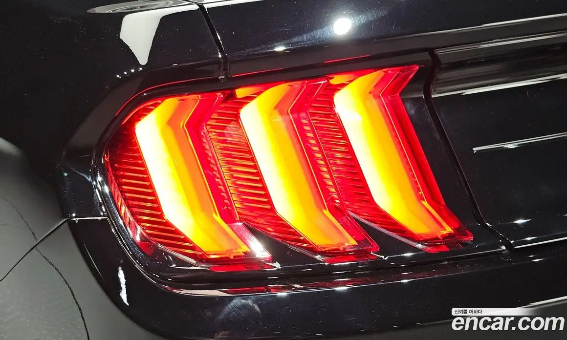 Ford Mustang 2023 2.3 автомат (гидро), фото 8