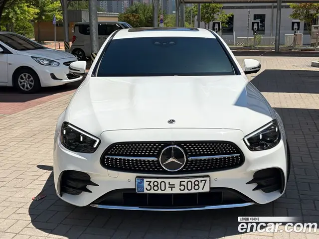 Mercedes-Benz E-Class 2023 2.0 автомат (гидро), миниатюра 2