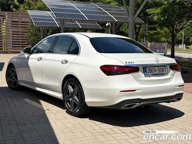 Mercedes-Benz E-Class 2023 2.0 автомат (гидро), миниатюра 4