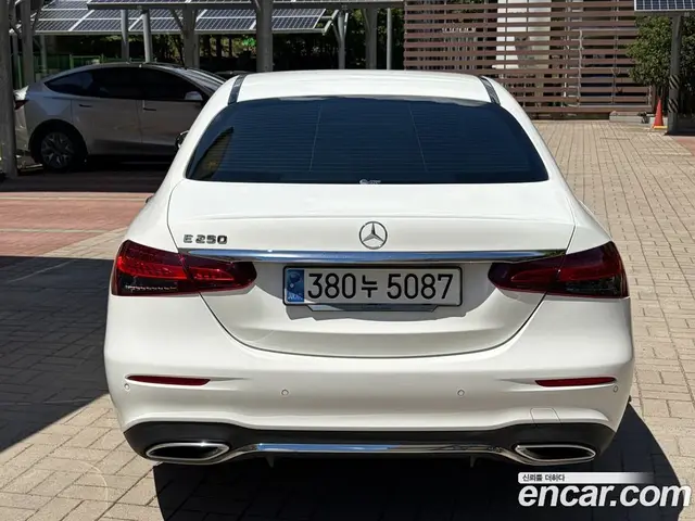 Mercedes-Benz E-Class 2023 2.0 автомат (гидро), миниатюра 5