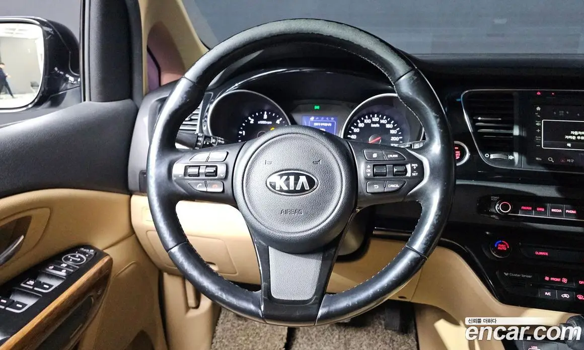 Kia Carnival 2015 2.2 автомат (гидро), фото 11 Kia Carnival 2015 2.2 автомат (гидро), фото 11