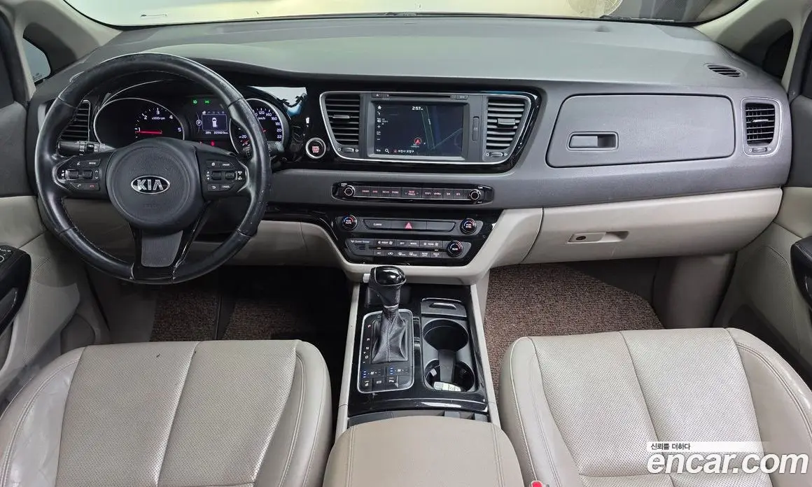Kia Carnival 2015 2.2 автомат (гидро), фото 7 Kia Carnival 2015 2.2 автомат (гидро), фото 7