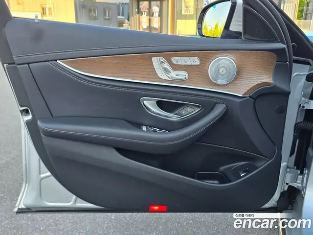 Mercedes-Benz E-Class 2019 2.0 автомат (гидро), миниатюра 10