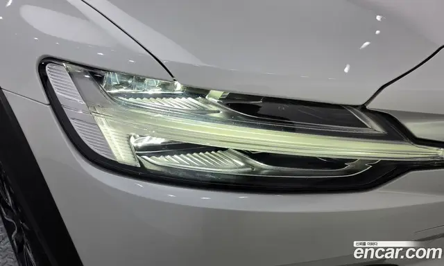 Volvo V60 2024 2.0 автомат (гидро), миниатюра 7