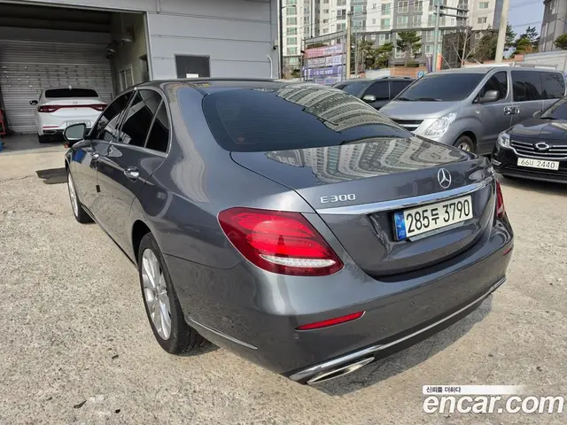 Mercedes-Benz E-Class 2018 2.0 автомат (гидро), миниатюра 4