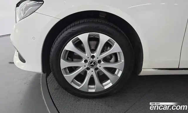 Mercedes-Benz E-Class 2019 1.9 автомат (гидро), миниатюра 5