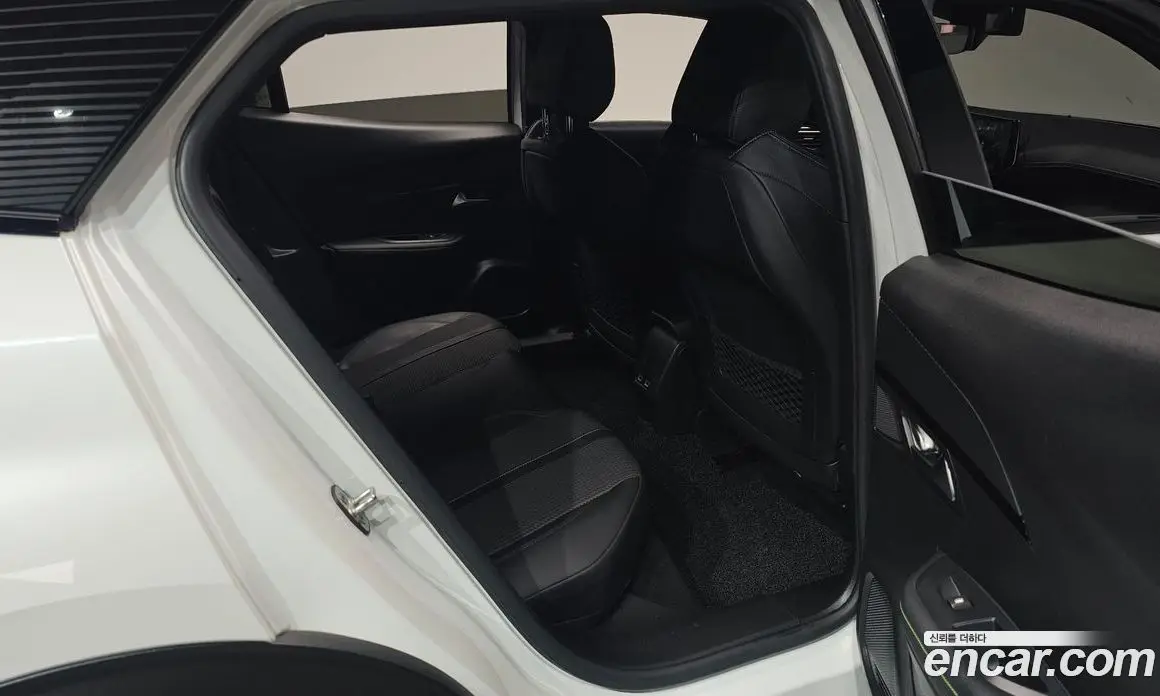 Peugeot 2008 2023 0.1 автомат (гидро), фото 17