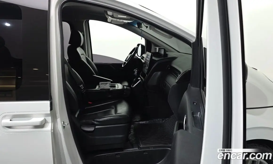Hyundai Staria 2022 2.2 автомат (гидро), фото 17