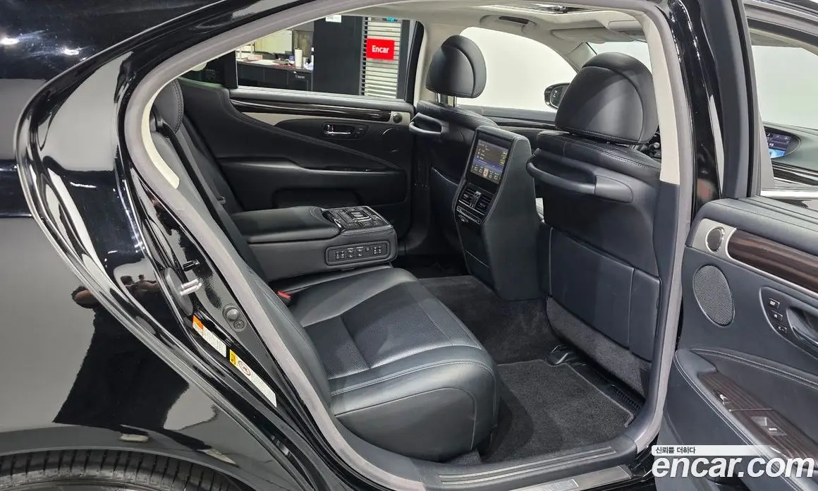 Lexus LS 2016 5.0 автомат (гидро), фото 12