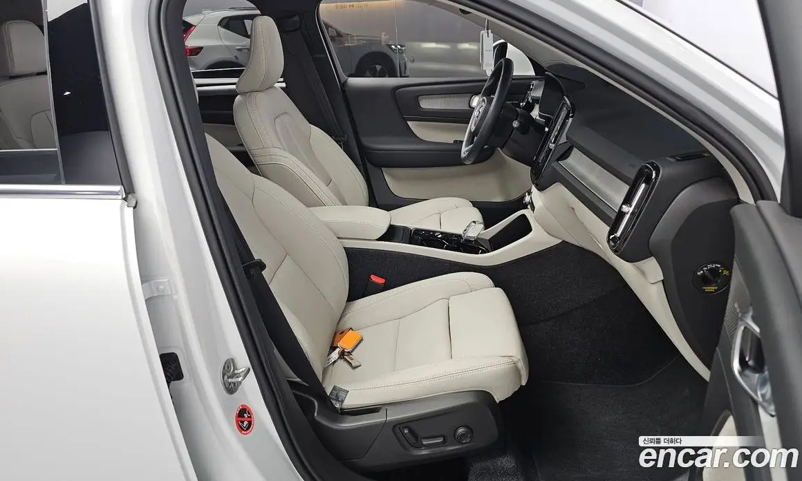 Volvo XC40 2025 2.0 автомат (гидро), фото 13