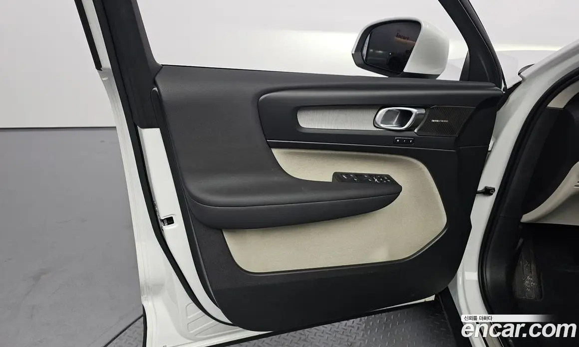 Volvo XC40 2025 2.0 автомат (гидро), фото 14