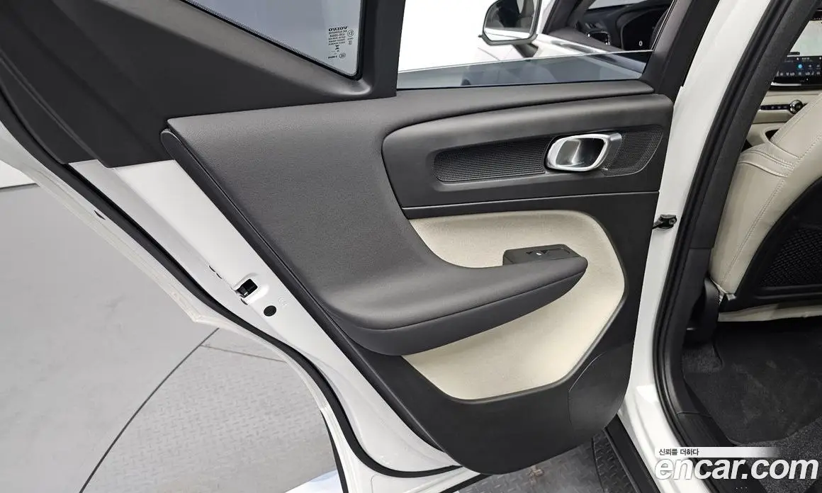 Volvo XC40 2025 2.0 автомат (гидро), фото 15