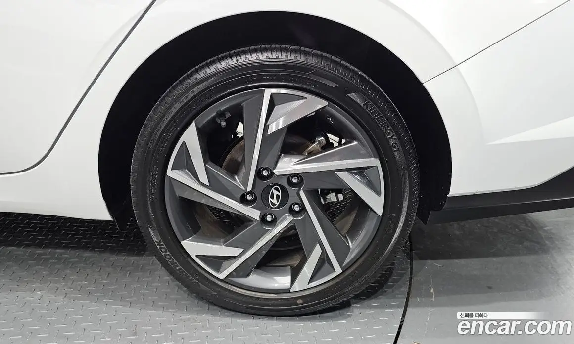 Hyundai Avante 2023 1.6 автомат (гидро), фото 7