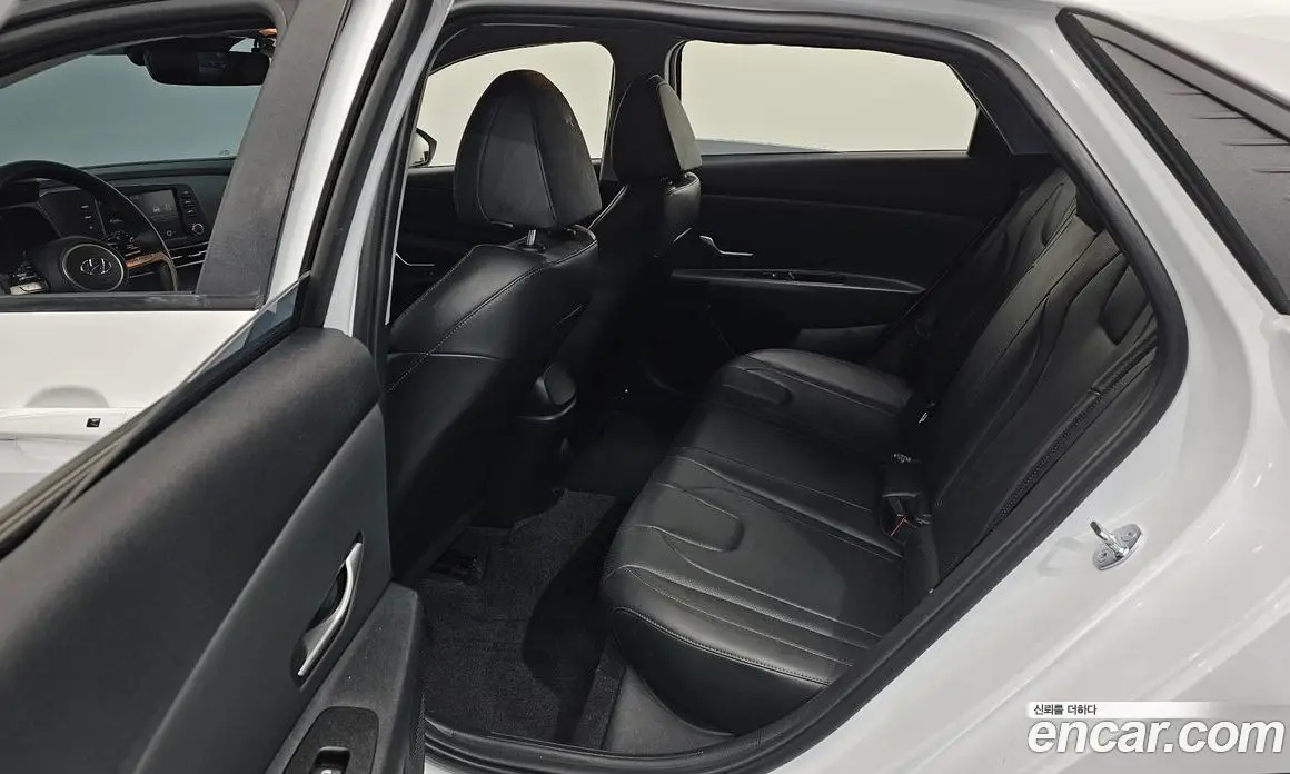 Hyundai Avante 2023 1.6 автомат (гидро), фото 11