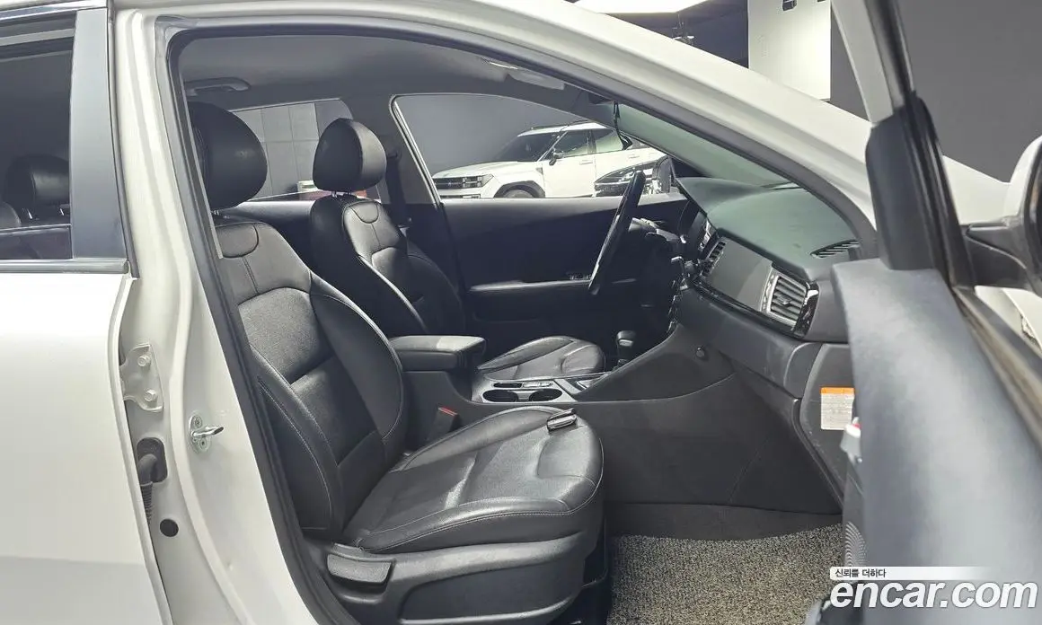 Kia Niro 2016 1.6 автомат (гидро), фото 11