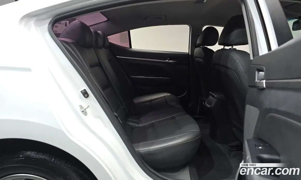 Hyundai Avante 2018 1.6 автомат (гидро), фото 18