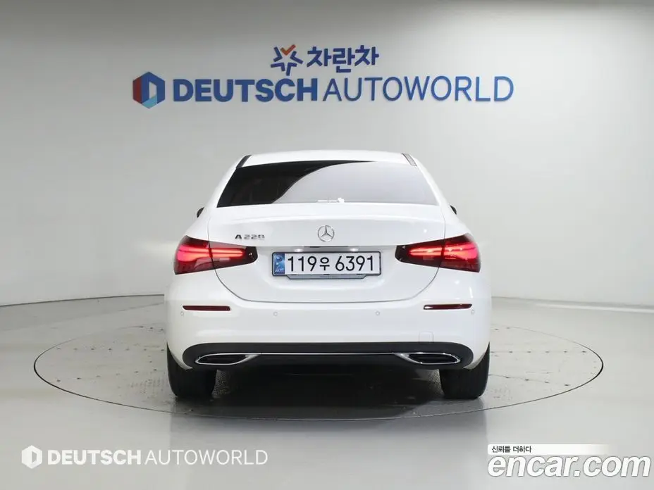 Mercedes-Benz A-Class 2024 2.0 автомат (гидро), фото 4