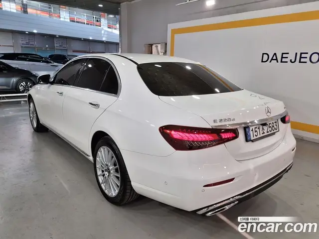 Mercedes-Benz E-Class 2023 1.9 автомат (гидро), миниатюра 4