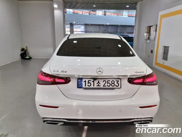 Mercedes-Benz E-Class 2023 1.9 автомат (гидро), миниатюра 5