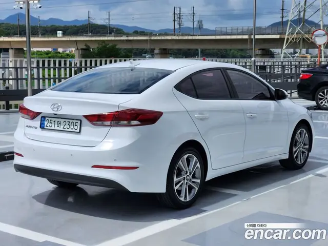 Hyundai Avante 2018 1.6 автомат (гидро), миниатюра 3