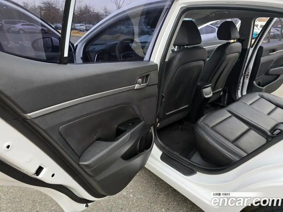 Hyundai Avante 2018 1.6 автомат (гидро), фото 13