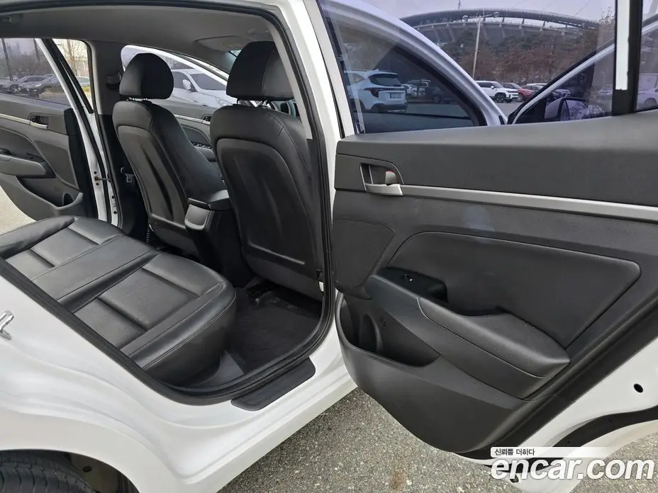 Hyundai Avante 2018 1.6 автомат (гидро), фото 14