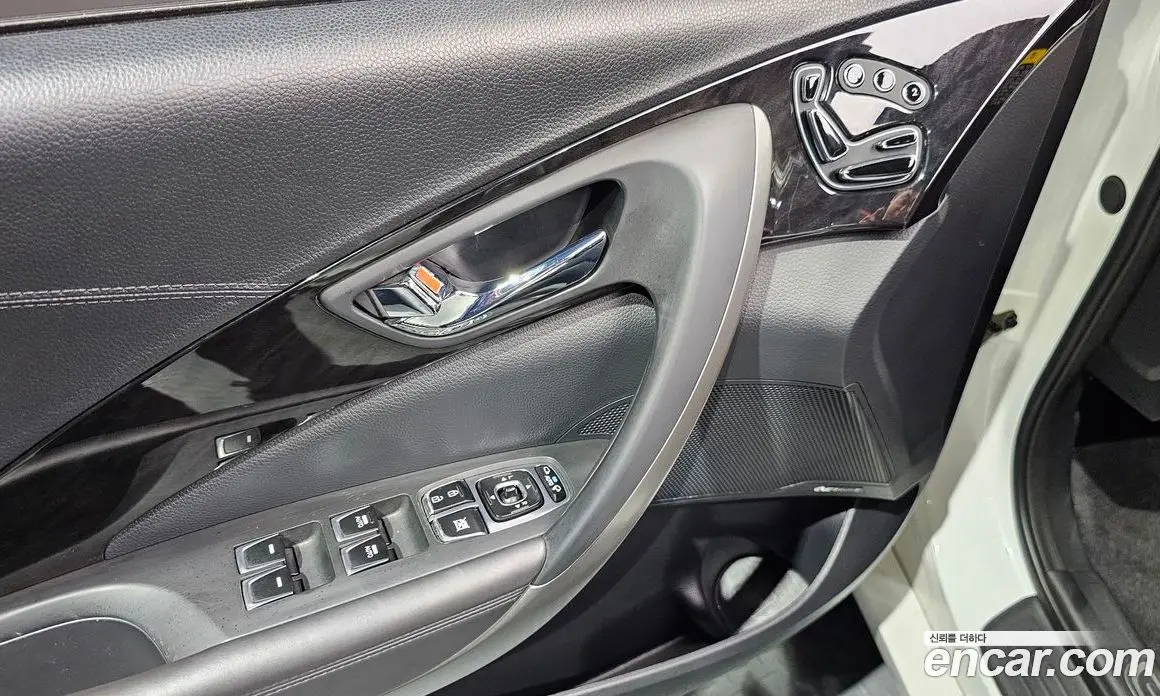 Hyundai Grandeur 2015 2.2 автомат (гидро), фото 17