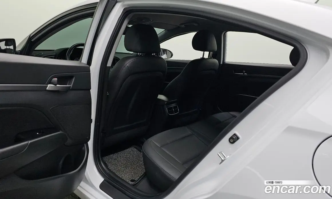 Hyundai Avante 2018 1.6 автомат (гидро), фото 11